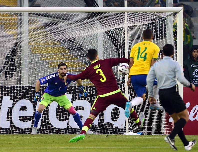 Al Brasile bastano 9 minuti per segnare. Thiago Silva conclude di piatto al volo su cross di Robinho ed è 1-0 per i Verdeoro (Afp)